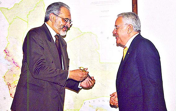 Carlos Mesa (i) y Gonzalo Sánchez de Lozada eran los mandatarios en 2003./ ARCHIVO