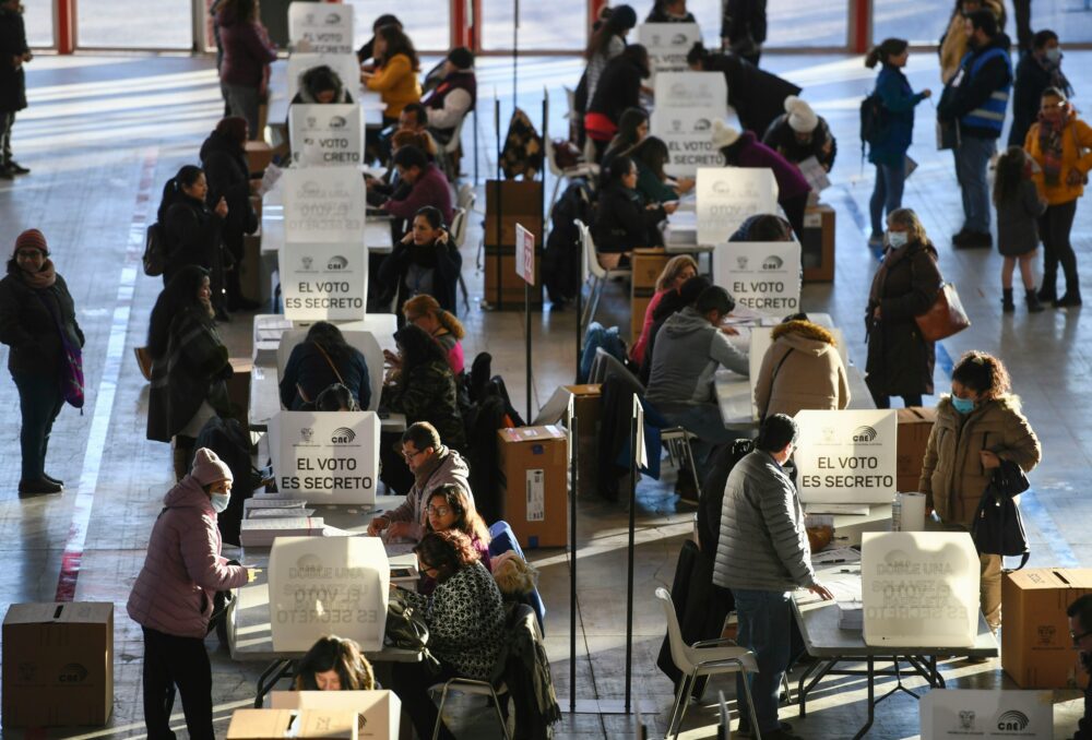 Ecuatorianos residentes en España votan en el Pabellón de Cristal de la Casa de Campo en Madrid, en una fotografía de archivo. (EFE/Víctor Lerena)
