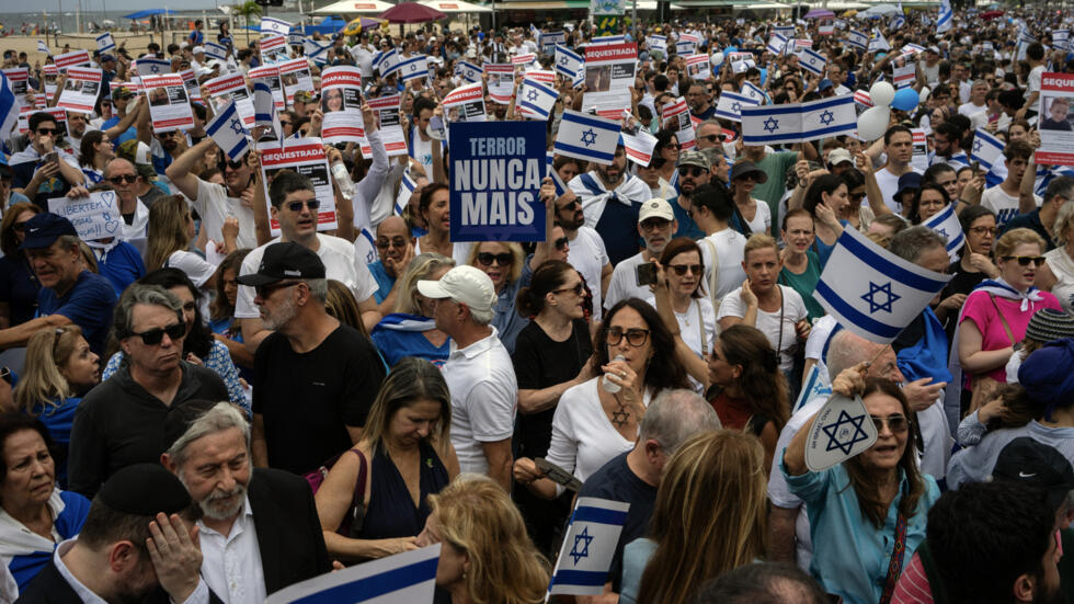 Manifestación de apoyo a Israel en la playa de Copacabana, en Rio de Janeiro, el 15 de octubre de 2023.