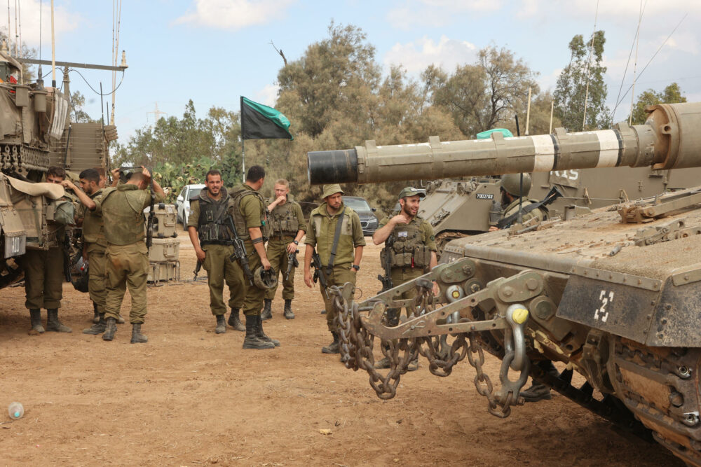 Militares israelíes se preparan cerca de la sureña ciudad de Ashkelon el 15 de octubre de 2023.