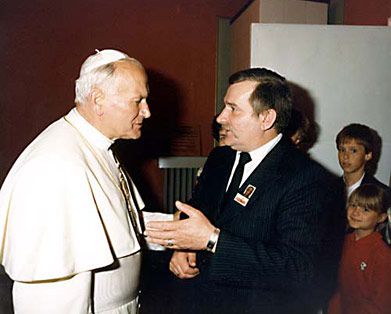 Juan Pablo II junto a Lech Walesa en una de las visitas del Papa a Polonia