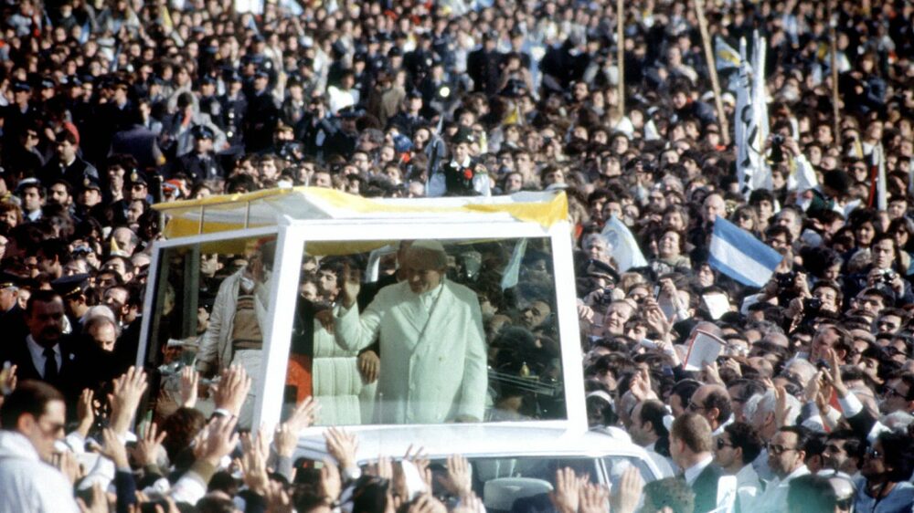 El Papa Juan Pablo II y una multitudinaria convocatoria en su visita a la Argentina (Carlos Rodríguez/NA)