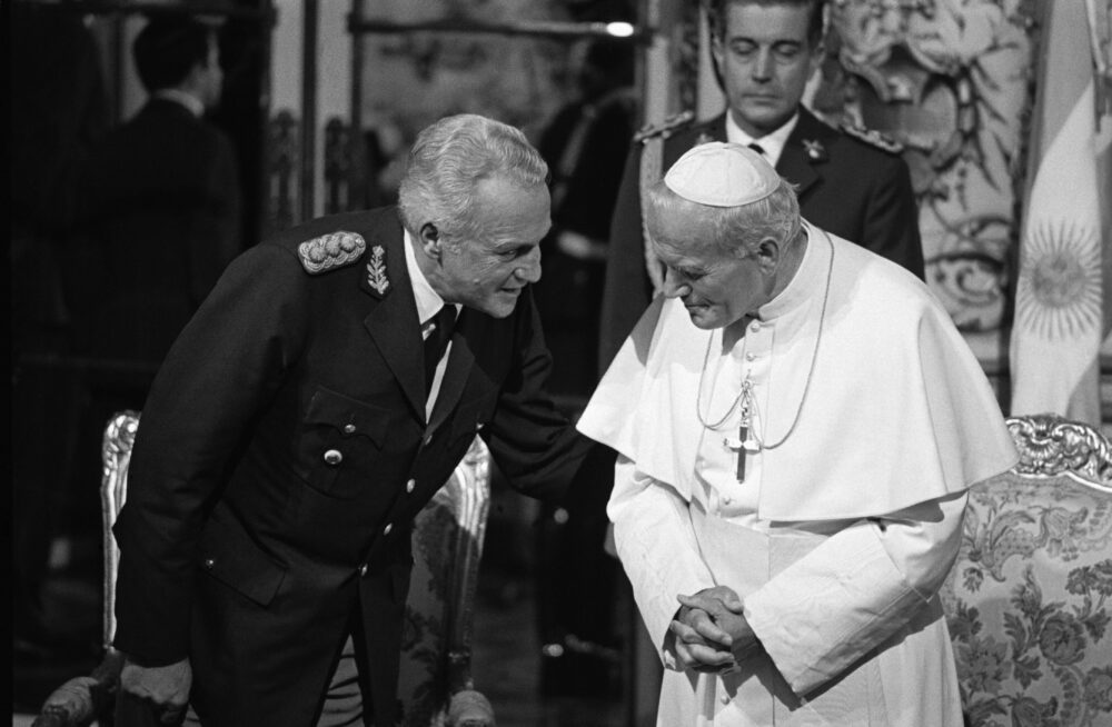 La primera visita de Juan Pablo II a Argentina fue dos días antes de la rendición de Malvinas