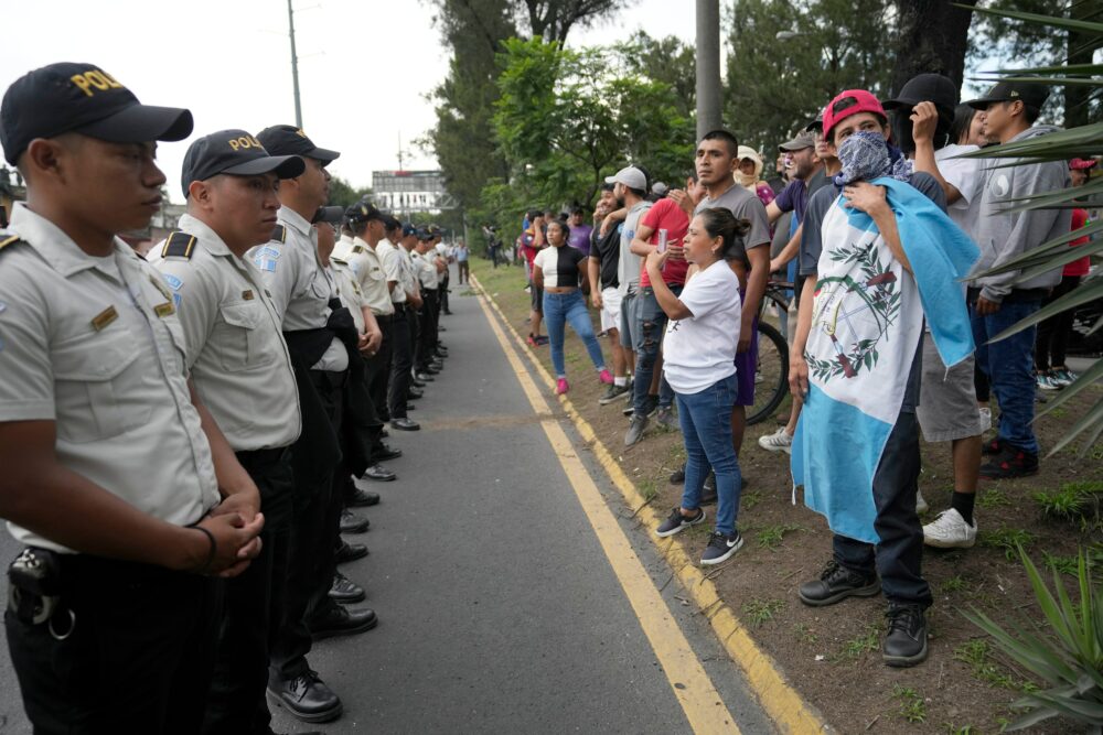 Las protestas en Guatemala continúan en pedido de renuncia de la fiscal general Consuelo Porras, que lidera instigaciones judiciales contra el gobierno electo y las autoridades electorales. (AP Foto/Moisés Castillo)