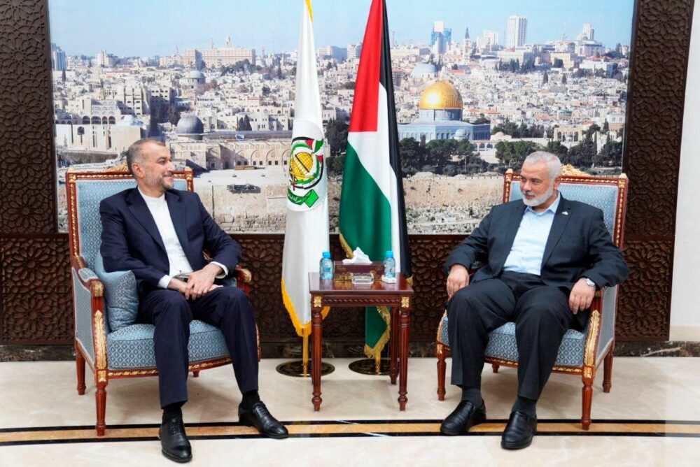 El ministro de Asuntos Exteriores de Irán, Hossein Amir Abdollahian, se reúne con el máximo líder del grupo palestino Hamás, Ismail Haniyeh, en Doha, Qatar, el 14 de octubre de 2023 (Reuters)