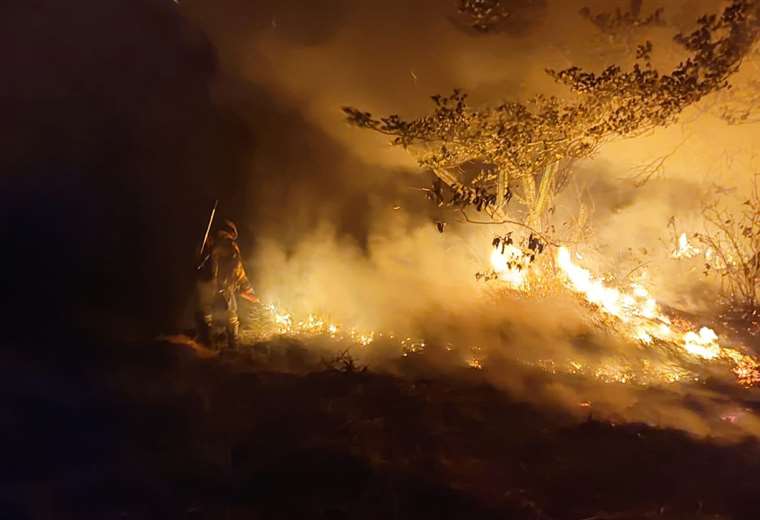 16 incendios forestales activos ahogan de humo a Santa Cruz | El Deber