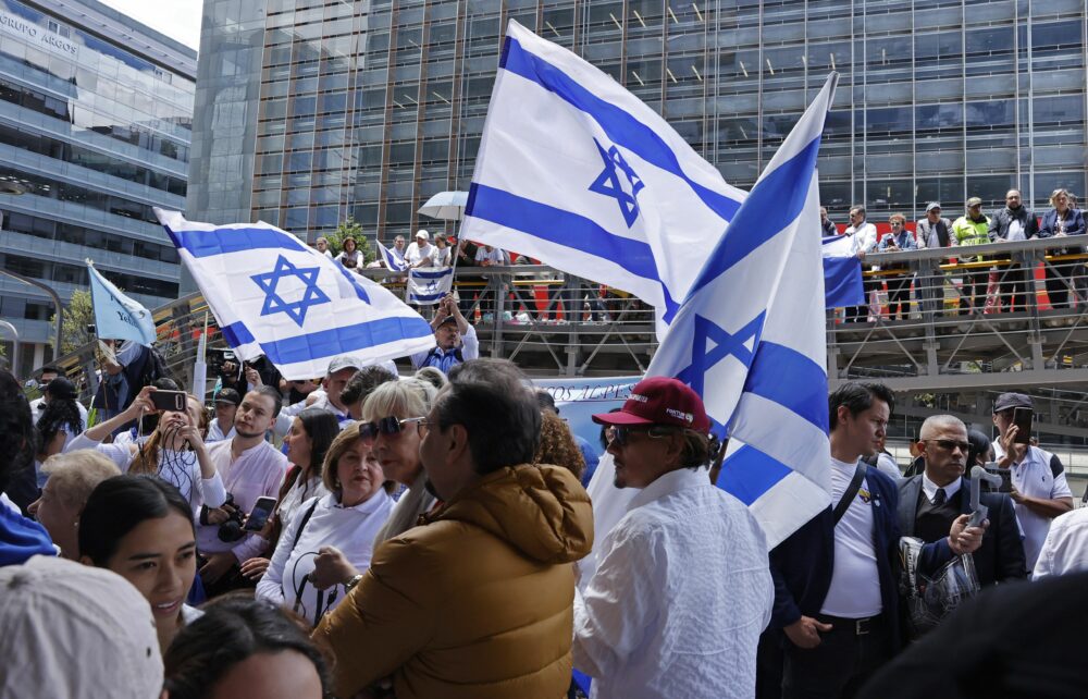 Personas se manifiestan hoy en apoyo a Israel, frente a la Embajada de dicho país en Bogotá (Colombia) - crédito Mauricio Dueñas Castañeda /Efe 