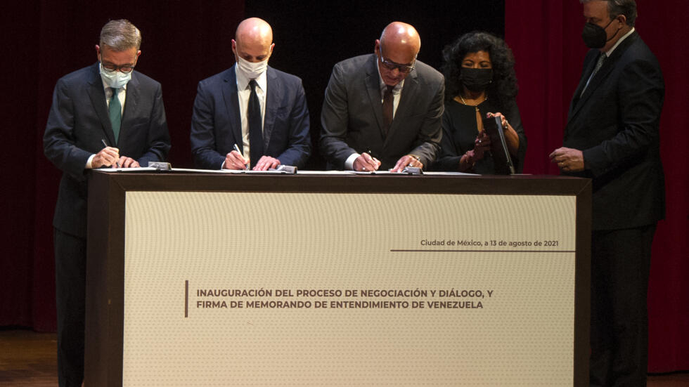 Firma del memorando de entendimiento que sienta las bases del proceso de negociación