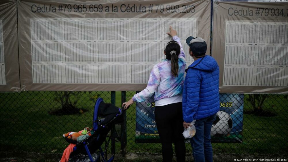 Votantes buscan su puesto de votación durante las elecciones regionales y locales, en Bogotá, Colombia Votantes buscan su puesto de votación durante las elecciones regionales y locales, en Bogotá, Colombia