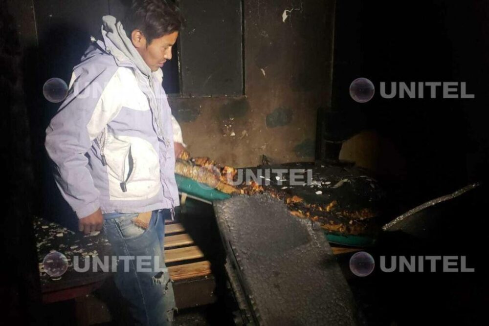 Walter Vargas muestra los restos de sus pertenencias. Walter Vargas muestra los restos de sus pertenencias.