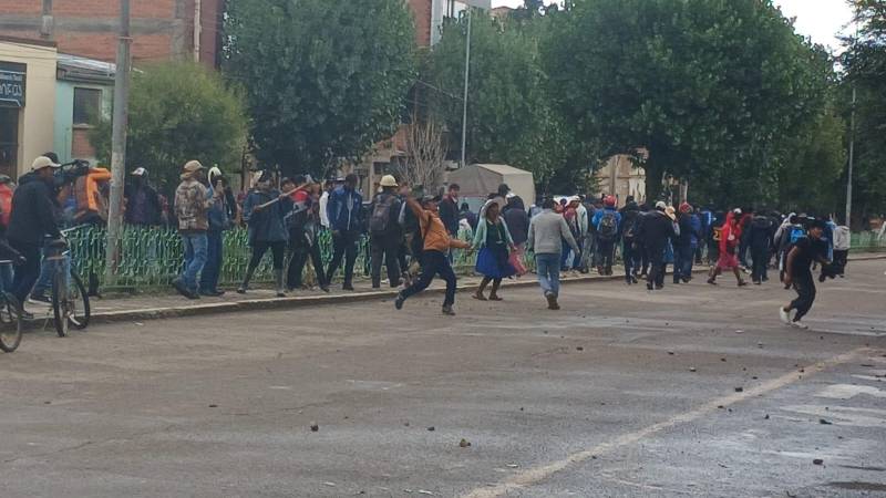 Turba de vecino frente al frontis de la sede de los choferes Turba de vecino frente al frontis de la sede de los choferes