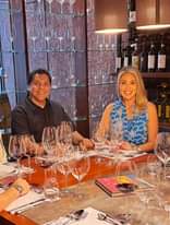 Puede ser una imagen de 2 personas y vino