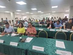 Puede ser una imagen de 5 personas, personas estudiando, tabla y texto