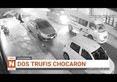 ¡Por un pasajero! Dos minibuses chocan estrepitosamente en la calle 16 de Julio