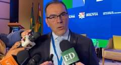 Puede ser una imagen de 1 persona, sala de prensa y texto