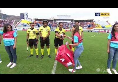 ¡De cancha en cancha! 🏟️En este domingo de clásicos, entregamos balones en tres ciudades