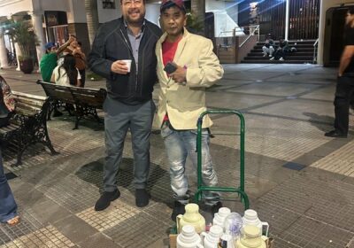 Despidiendo la Navidad en Santa Cruz, con un cafecito en la Plaza 24 de…