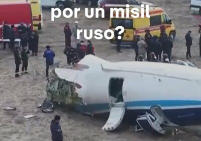 ¿Derribaron las defensas aéreas rusas el avión estrellado en Kazajistán? Aunque las causas del…