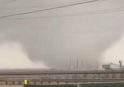 🇺🇸 | Un fuerte tornado tocó tierra cerca de El Campo, Texas, esta tarde.…