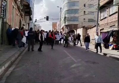 | Un grupo de vecinos de Cotahuma protestan en las puertas de la…