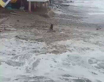 🇵🇪 | URGENTE: Un fuerte oleaje golpea el litoral norte del Perú, ocasionando daños…