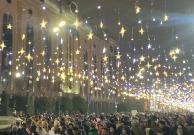 🇺🇸🇬🇪 | ÚLTIMA HORA Manifestantes pro-UE en Tiflis reproducen el himno de tras sanciones…