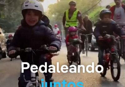 Así esquivan estos niños el tráfico de #CiudadDeMéxico para ir en bici al colegio…
