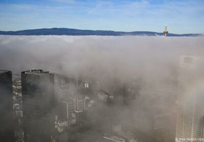 La imagen del día: Nubes bajas en Frankfurt Una capa de nubes a baja…