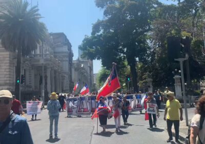 🇨🇱 | Chilenos se manifiestan en los alrededores de La Moneda contra la inmigración…