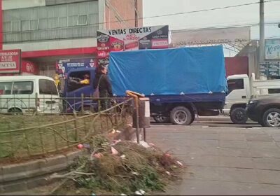 | Una larga fila de vehículos se registra en la estación de servicio…