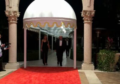 🇺🇸 | El presidente Donald Trump y su esposa Melania desfilan por la alfombra…