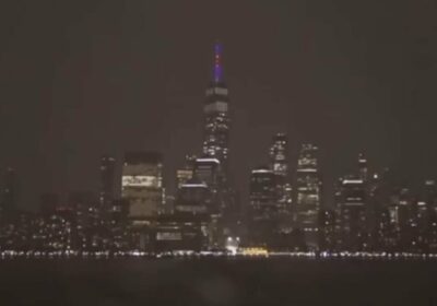 🇺🇸 | ÚLTIMA HORA Tormenta empapa a miles en Times Square durante la espera…
