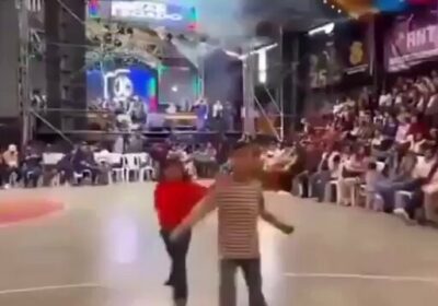 🇬🇹 | URGENTE Colapsa un graderío en un salón en Guatemala, dejando más de…
