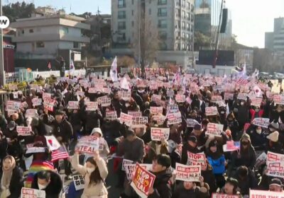 Se agudiza la crisis política en Corea del Sur Miles de surcoreanos se manifestaron…