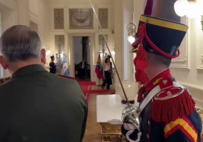 🇦🇷🇻🇪 | Momento en que el presidente de Argentina, Javier Milei recibe a Edmundo…