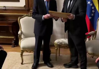 🇻🇪🇦🇷 | El presidente electo de Venezuela, Edmundo González le regala un cuadro a…