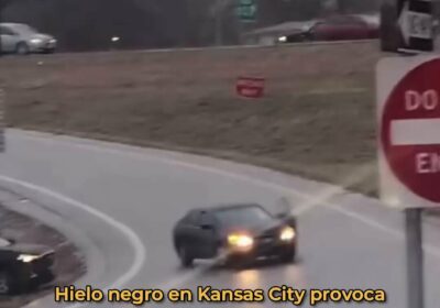 🇺🇸 | Mujer en Kansas City abandona su auto mientras este deslizaba cuesta abajo…