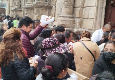 | Feligreses conmemoran el Día de los Reyes Magos llevando imágenes del Niño…