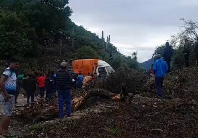 #Último | Denuncian agresiones en el bloqueo de la carretera Sucre-Cochabamba. Viajeros que se…