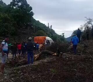 | Denuncian agresiones en el bloqueo de la carretera #Sucre – #Cochabamba. Viajeros…