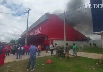 | #SantaCruz Se reporta un incendio estructural en un centro comercial de la…