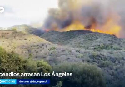 Evacuaciones de pánico tras feroz incendio en Los Ángeles Un incendio en un suburbio…