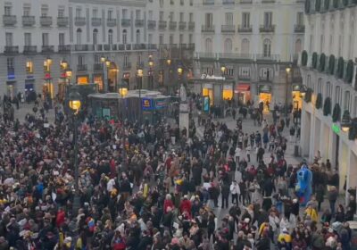 🇪🇸🇻🇪 | Cientos de venezolanos se concentran en la Puerta del Sol de Madrid…