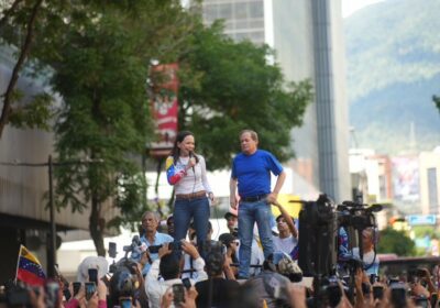 🇻🇪 | IMAGEN DEL DÍA: María Corina Machado y Juan Carlos Guanipa dejan la…