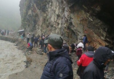 | Se reporta deslizamientos de tierra en la carretera #LaPaz – #Apolo, en…