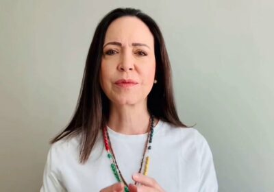| 𝐌𝐀𝐂𝐇𝐀𝐃𝐎: 𝐌𝐀𝐃𝐔𝐑𝐎 𝐂𝐎𝐍𝐒𝐎𝐋𝐈𝐃𝐀 𝐔𝐍 𝐆𝐎𝐋𝐏𝐄 𝐃𝐄 𝐄𝐒𝐓𝐀𝐃𝐎 La opositora venezolana @MariaCorinaYA reapareció…