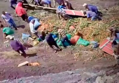 | 𝐑𝐄𝐏𝐎𝐑𝐓𝐀𝐍 𝐀𝐂𝐂𝐈𝐃𝐄𝐍𝐓𝐄 𝐄𝐍 𝐒𝐀𝐏𝐀𝐇𝐀𝐐𝐔𝐈 ▶️ Un camión cargado de frutas volcó en…