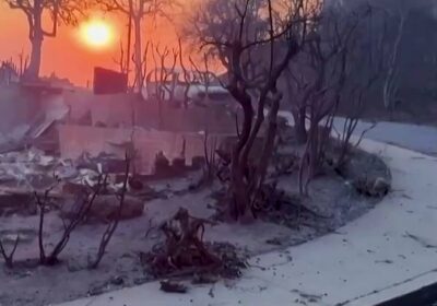 Un recorrido por la devastación de los destructivos incendios de California Las viviendas de…