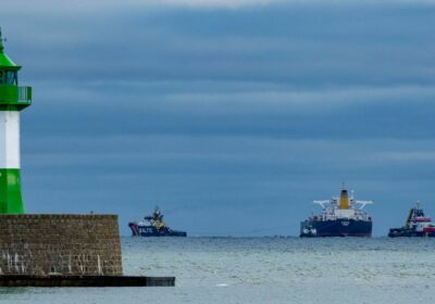 Petrolero ruso averiado, vinculado a flota fantasma El «Eventin», un buque con toneladas de…