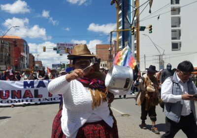 | #ElAlto La marcha «evista» se dirige al centro paceño. El senador Leonardo…